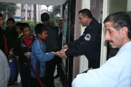 Endonezyalı Öğrenciler Dörtyol'da Aşure Dağıttı