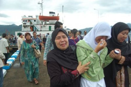 Endonezyalılar Yakınlarına Ağlıyor: Ölü Sayısı 449'a Yükseldi