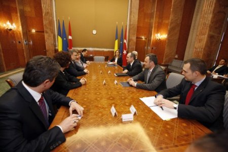 Enerji Bakanı Yıldız, Başbakan Emil Boc Tarafından Kabul Edildi