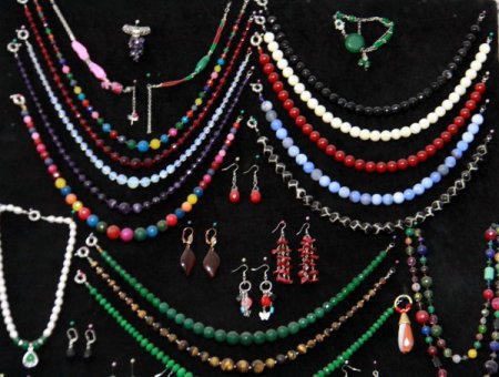 Enerji deposu şifalı taşlar, tarihi sokakta takıya dönüşüyor