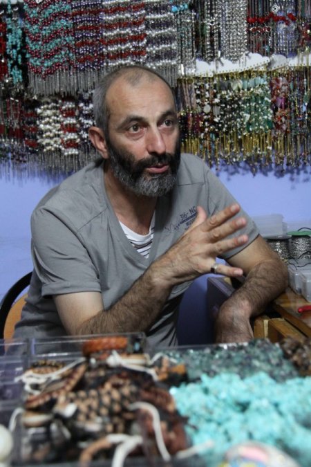 Enerji deposu şifalı taşlar, tarihi sokakta takıya dönüşüyor