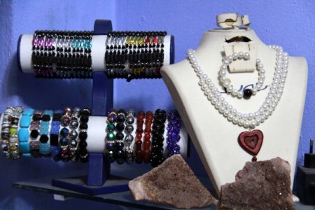 Enerji deposu şifalı taşlar, tarihi sokakta takıya dönüşüyor