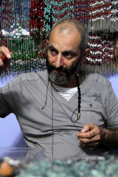 Enerji deposu şifalı taşlar, tarihi sokakta takıya dönüşüyor