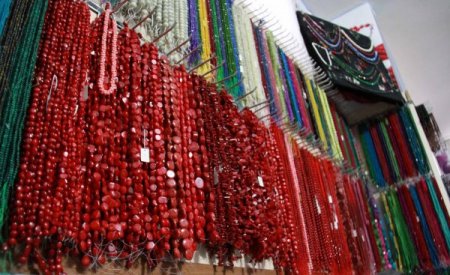 Enerji deposu şifalı taşlar, tarihi sokakta takıya dönüşüyor