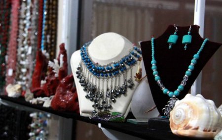 Enerji deposu şifalı taşlar, tarihi sokakta takıya dönüşüyor