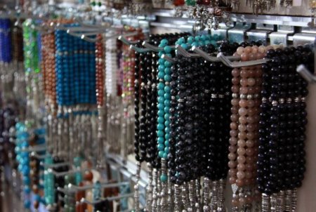 Enerji deposu şifalı taşlar, tarihi sokakta takıya dönüşüyor