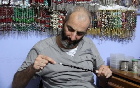 Enerji deposu şifalı taşlar, tarihi sokakta takıya dönüşüyor