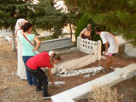 Enez’de asri mezarlıktaki mezar taşları tahrip edildi