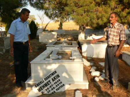 Enez’de asri mezarlıktaki mezar taşları tahrip edildi