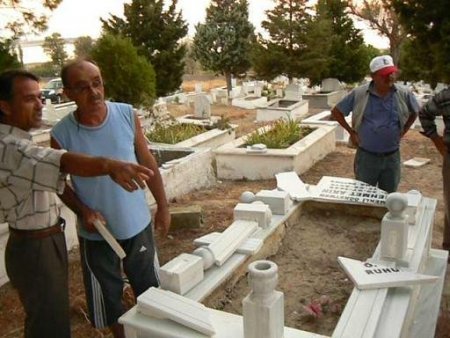 Enez’de asri mezarlıktaki mezar taşları tahrip edildi