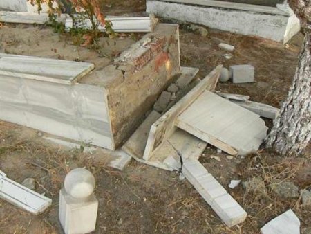 Enez’de asri mezarlıktaki mezar taşları tahrip edildi