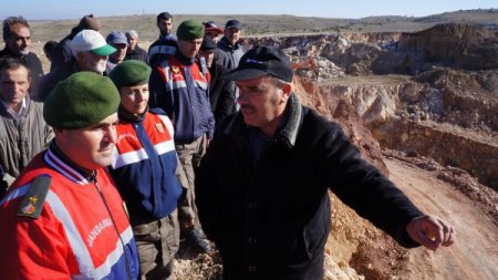 Engebeli yolları, taş ocaklarının kaldırılması için aştılar