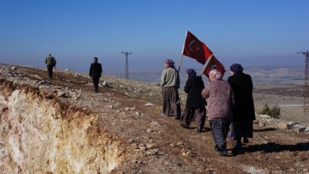 Engebeli yolları, taş ocaklarının kaldırılması için aştılar