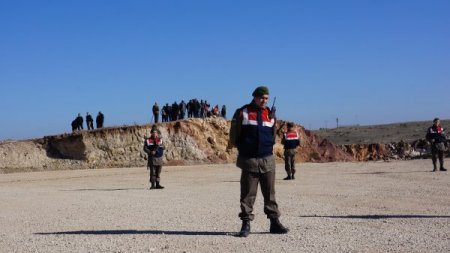 Engebeli yolları, taş ocaklarının kaldırılması için aştılar