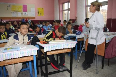 Engeliyle Gurur Duyan Bayan Öğretmen Meslek Aşkıyla Yaşıyor