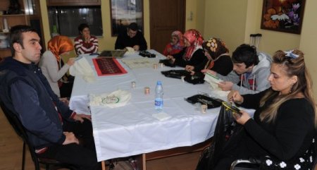 Engelleri mesleki kurslarla aşıyorlar