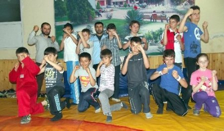 Engellerini spor yaparak aşıyorlar