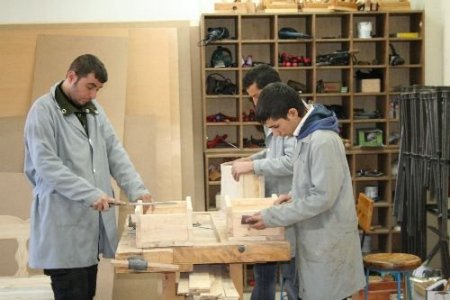 Engellerini Üreterek Aşıyorlar