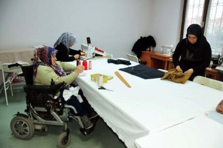 Engelli anne, kızına çeyiz hazırlamak için iğne oyası kursuna başladı