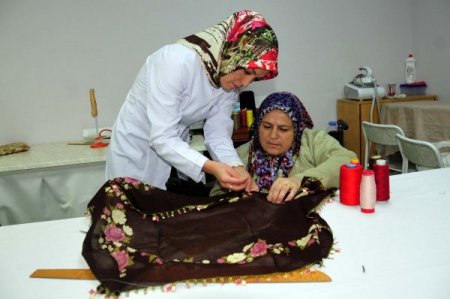 Engelli anne, kızına çeyiz hazırlamak için iğne oyası kursuna başladı