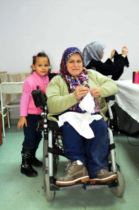 Engelli anne, kızına çeyiz hazırlamak için iğne oyası kursuna başladı