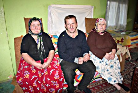 Engelli annenin 2 çocuğu ile yaşam mücadelesi