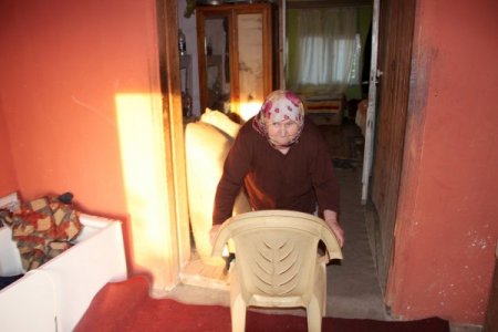 Engelli annenin 2 çocuğu ile yaşam mücadelesi