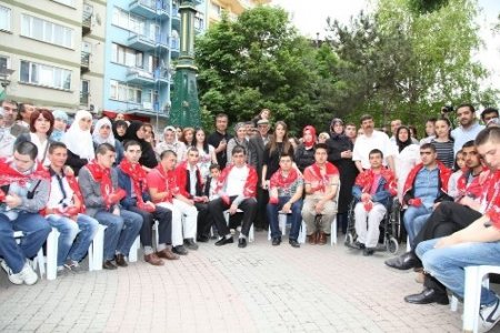 Engelli asker adaylarına kına eğlencesi