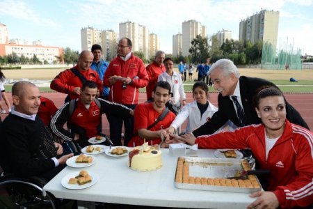 Engelli atletler Adana'da kamp yapıyor