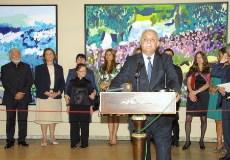 Engelli Azeri ressamdan göz kamaştıran sergi