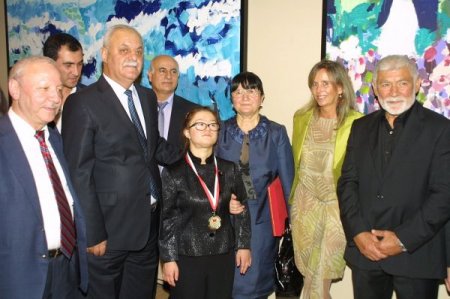 Engelli Azeri ressamdan göz kamaştıran sergi