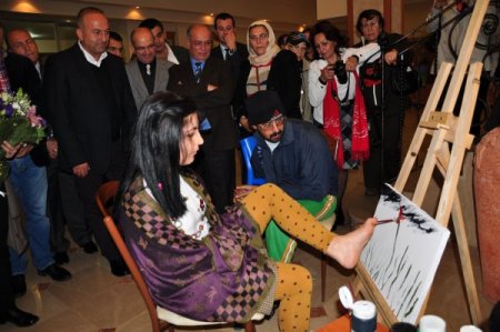 Engelli bayan ayaklarıyla yaptığı resimleri Alanya'da sergiledi