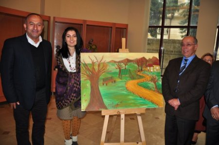 Engelli bayan ayaklarıyla yaptığı resimleri Alanya'da sergiledi