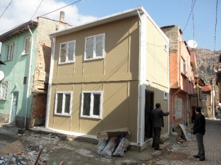 Engelli çocuk ve annesi yeni eve kavuştu