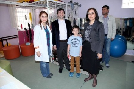Engelli çocuklar diş muayenesinden geçiriliyor