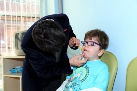 Engelli çocuklar diş muayenesinden geçiriliyor