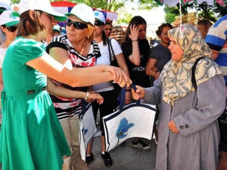 Engelli Çocuklar Temiz Bir Çevre İçin Bez Torba Dağıttı