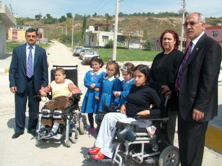 Engelli Çocuklarını Sırtlarında Üçüncü Kata Çıkarıyorlar