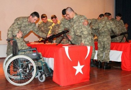 Engelli gençler yemin etti, aileleri gözyaşlarına boğuldu