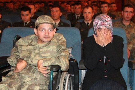 Engelli gençler yemin etti, aileleri gözyaşlarına boğuldu