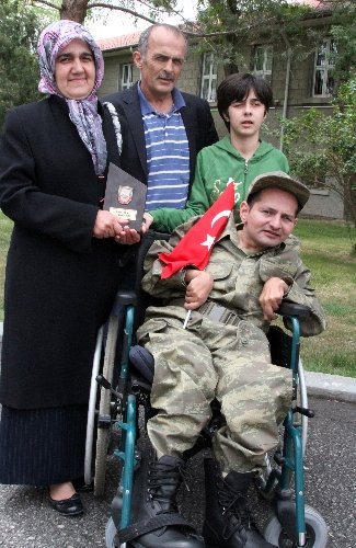 Engelli gençler yemin etti, aileleri gözyaşlarına boğuldu