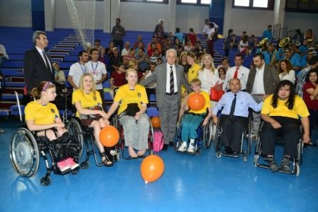 Engelli gençlerden renkli seremoni