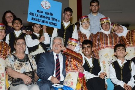 Engelli gençlerin gösterileri büyüledi