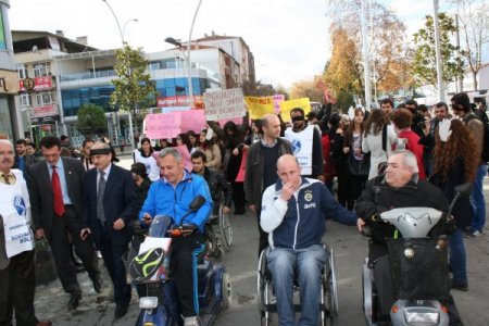 Engelli hakları için yürüdüler