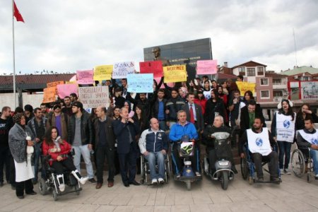 Engelli hakları için yürüdüler