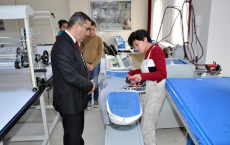 Engelli kadınlar meslek öğreniyor