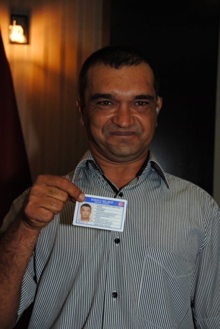 Engelli Musa, ehliyet alma sevincini, Kaymakam Bulgurlu'ya sarılarak paylaştı