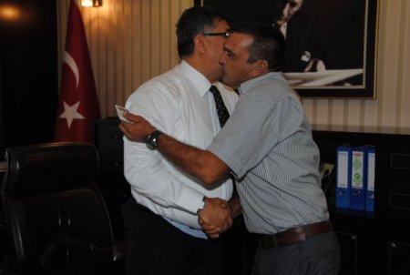 Engelli Musa, ehliyet alma sevincini, Kaymakam Bulgurlu'ya sarılarak paylaştı