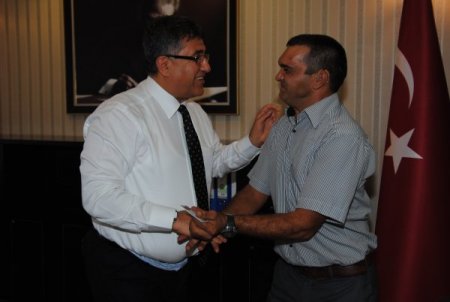 Engelli Musa, ehliyet alma sevincini, Kaymakam Bulgurlu'ya sarılarak paylaştı