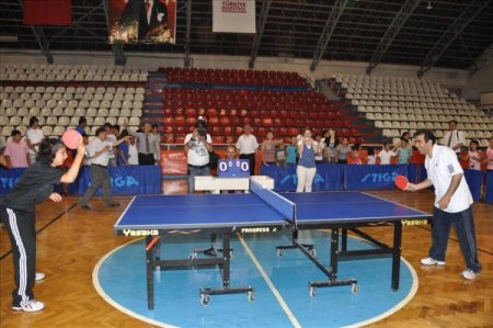 Engelli Öğrenci Masa Tenisi Maçında Vali Güzeloğlu’nu Mağlup Etti